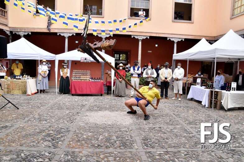 Demostración del levantamiento del arado en el patio de la histórica construcción/Francisco Javier Santana.